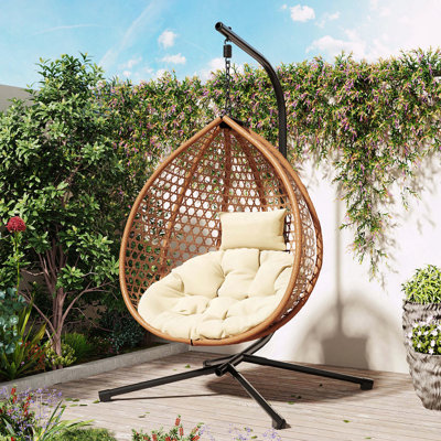 Chaise hamac en rotin tissé et rembourré