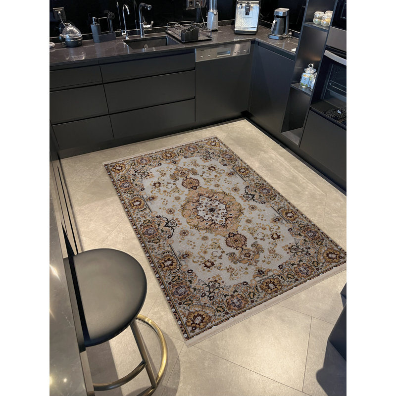 Tapis décoratif jaune et beige à motifs traditionnels