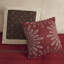 Grand édredon en rouge - 7 pièces de coussins brodés à l'intérieur en simili suède de luxe, lavable et doux en suédine-131248546-131248549