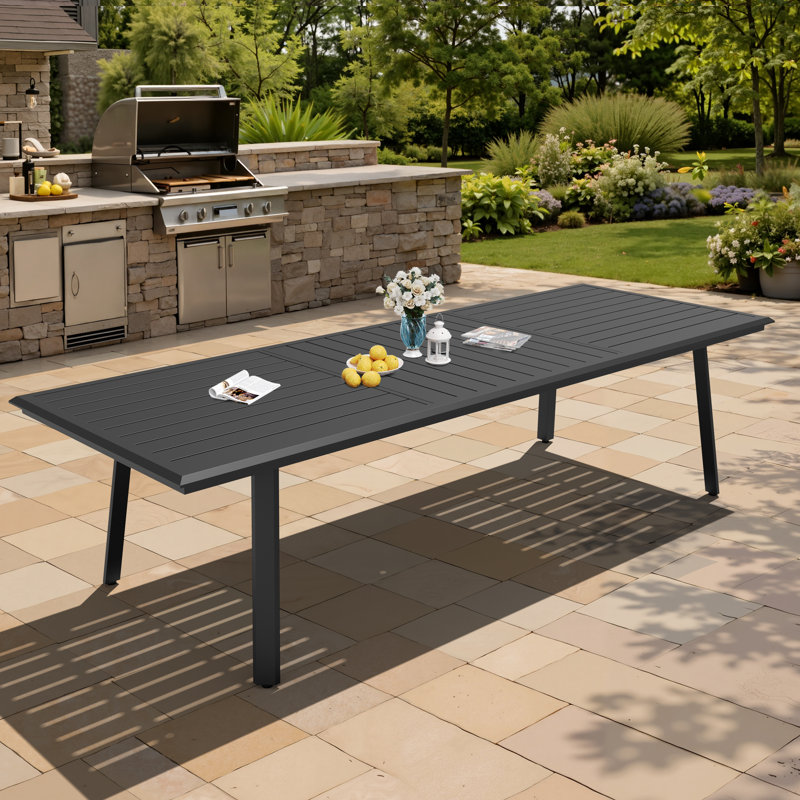 Table de salle à manger d'extérieur rectangulaire en aluminium avec trou pour parasol Rajni, l 116,5 po x P 41,7 po