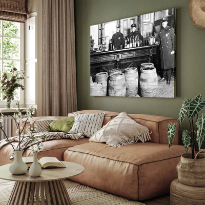 Affiche photo vintage «Prohibition Era Police Raid Speakeasy Bar»