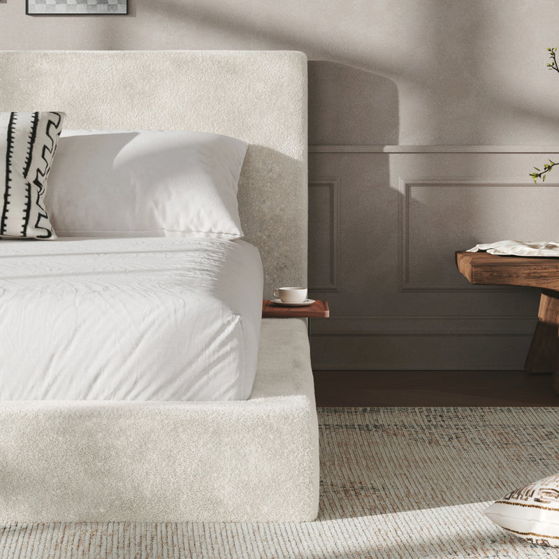 Cadre de lit Airframe California King avec table latérale coulissante réglable, coussin rembourré en éponge Cloud de 8,7 pouces, assemblage facile (blanc cassé).