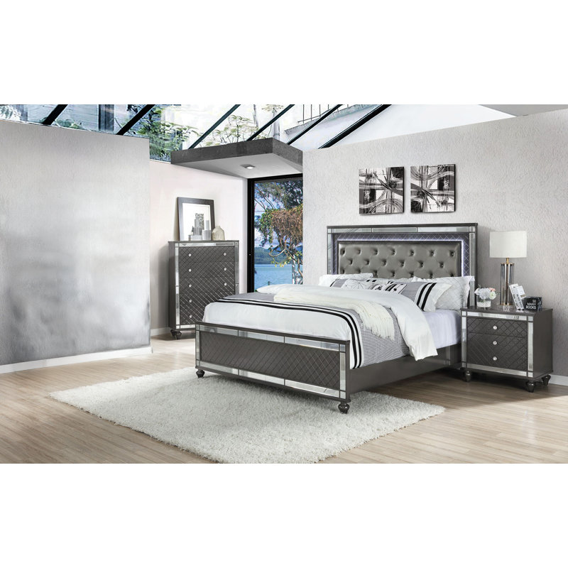 Ensemble de chambre à coucher à panneau tapissier Marijus Adeline, Grand, Ensemble de quatre pièces : lit, deux tables de 