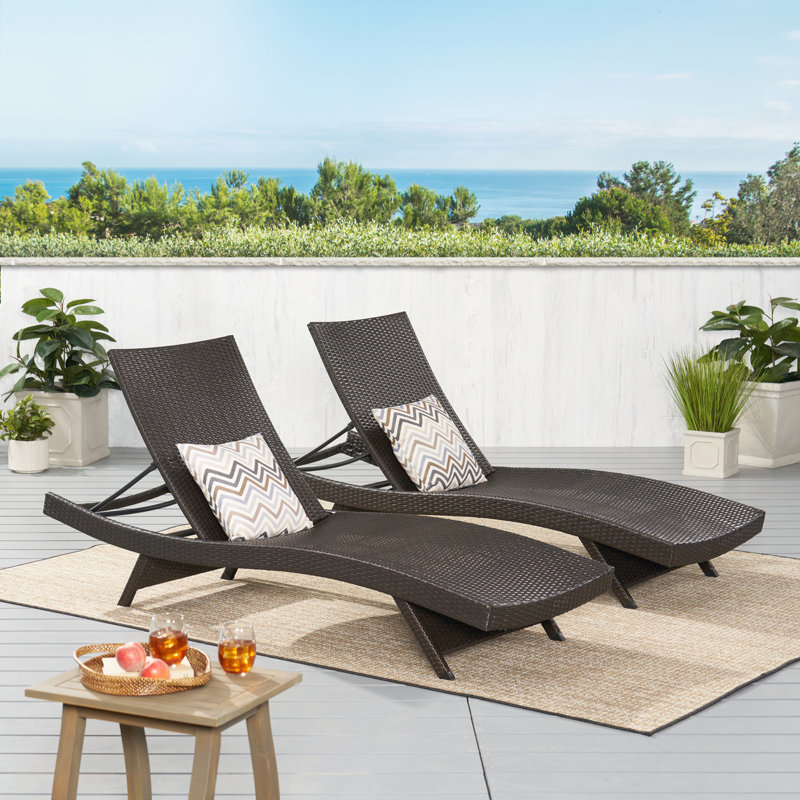 Chaise longue en osier PE pour la détente en plein air et le plaisir au bord de la piscine