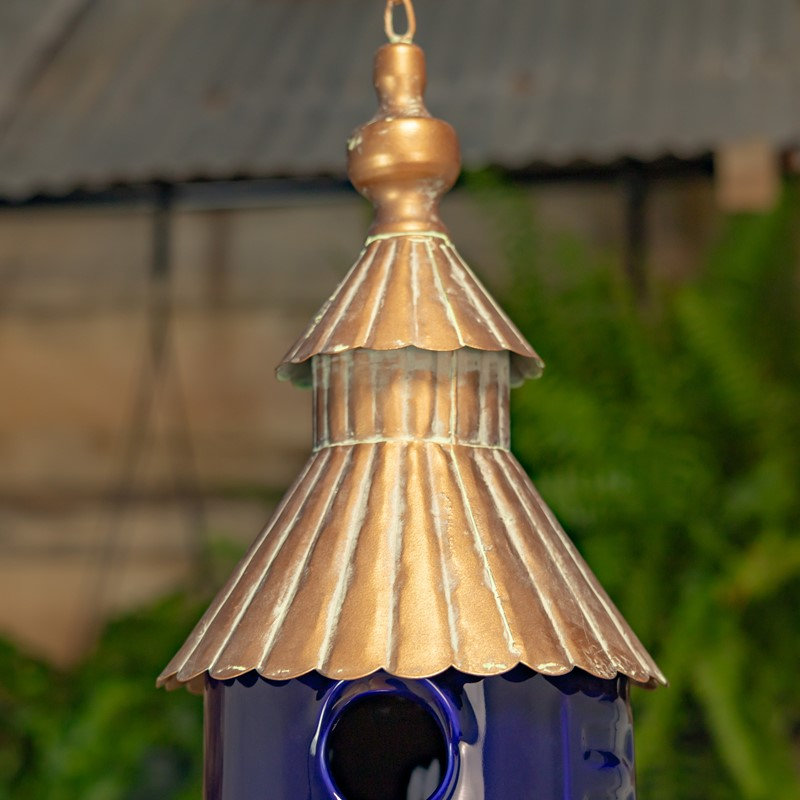 Nichoir suspendu « Cannes » en métal et porcelaine bleu cobalt, 30,75 po de long