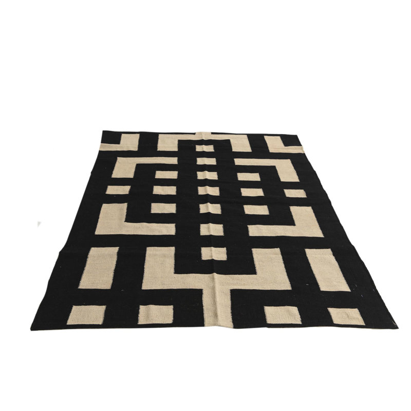 Tapis noir 5 pi 5 po x 6 pi 4 po