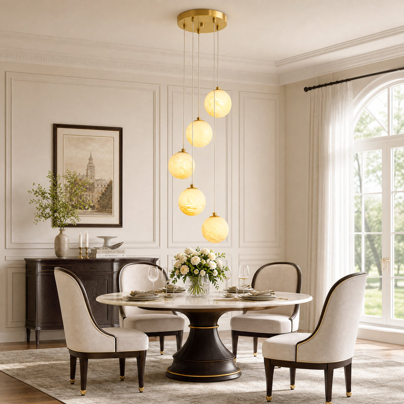 Suspension moderne à 5 lumières avec globes en verre imitation albâtre et finition laiton.