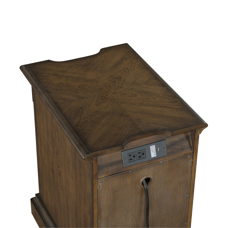 Table d'appoint brune de style classique traditionnel avec ports de chargement, étagère réglable et porte vitrée pour la décoration du salon. Finition, chargement d'alimentation et allume-cigare, porte et tablette de rangement.