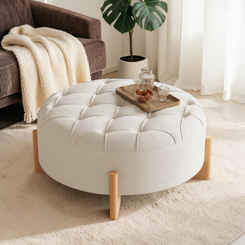 Repose-pieds rond capitonné 32 po avec pieds en bois massif, table basse moderne avec boutons capitonnés, lignes passepoilées, repose-pieds en chenille pour le salon
