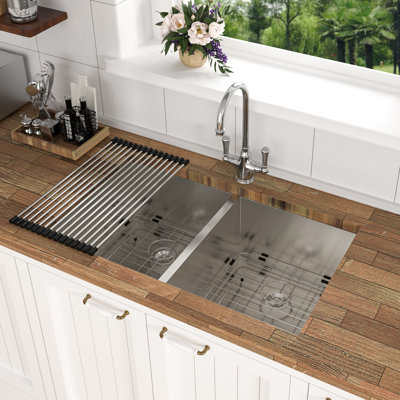 Évier de cuisine à double cuve encastrable 33 po x 19 po x 9 po en acier inoxydable de calibre 16 avec cuve profonde de 9 po