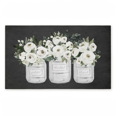 Tapis de porte d'extérieur imprimé White Roses in Country Jars, par Lettred and Lined, 18 po x 30 po