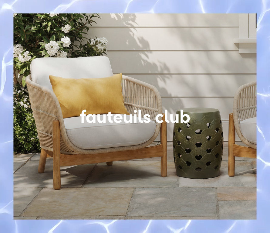 Un fauteuil club d extérieur tressé avec des coussins blancs et un coussin lombaire jaune à côté d un tabouret de jardin en céramique verte.