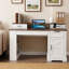 Bureau blanc de 55 po avec station de charge, support pour moniteur et glissières de tiroir pour une expérience de travail confortable et productive dans un bureau à domicile
