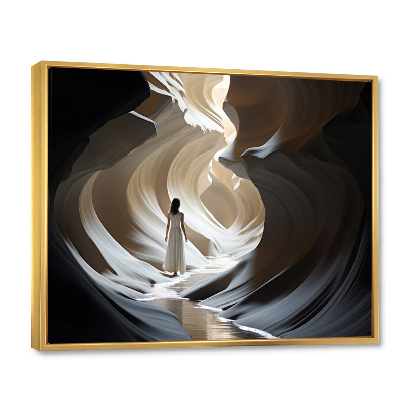 «Canyon Shadows of Solitude Woman», reproduction, H 16 po x l 32 po x P 1 po, Cadre flottant doré