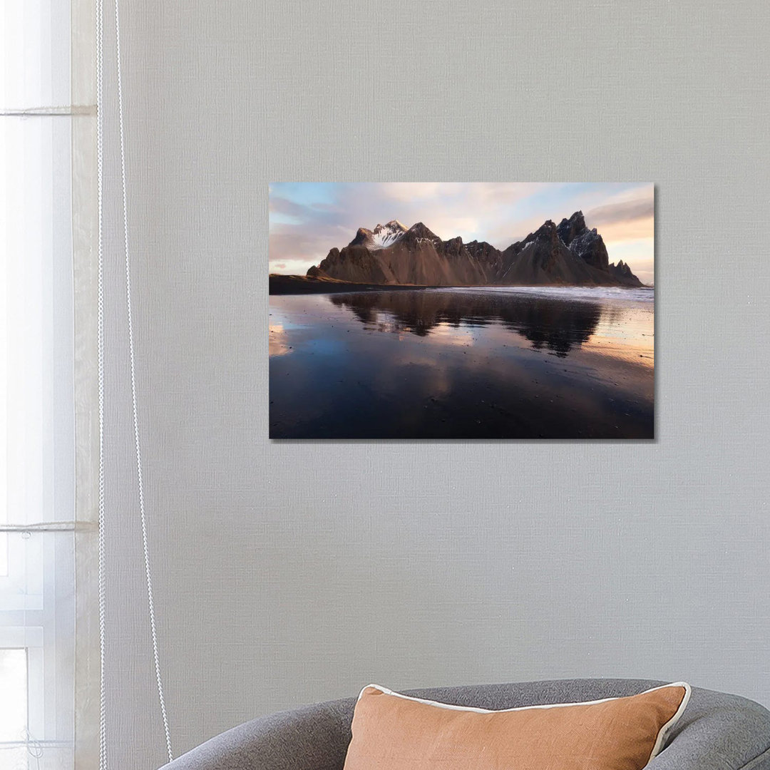 Stokksnes Beach Reflection von Daniel Gastager - Galerie-umwickelte Leinwand Giclée auf Leinwand