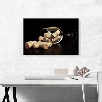 «Wine Glass with Bottle Caps», reproduction de photo sur toile tendue