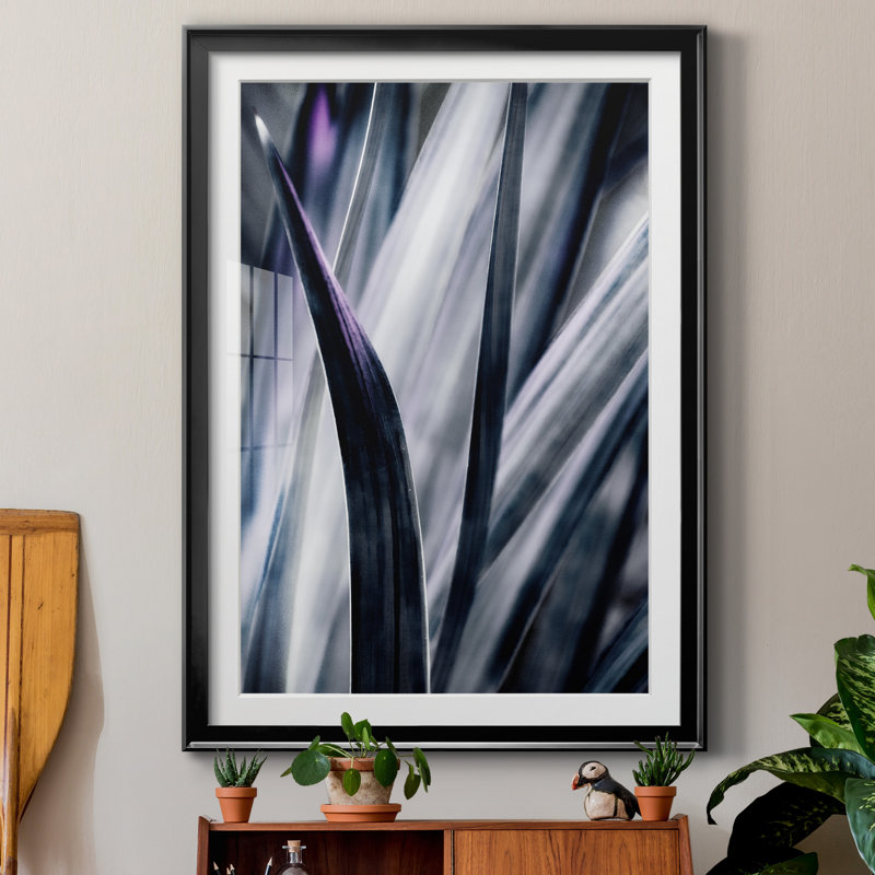 "Blue Leaves" par Irene Weisz - reproduction de photo sur papier encadrée, Cadre noir, H 22,5 po x l 30,5 po x P 1,5 po