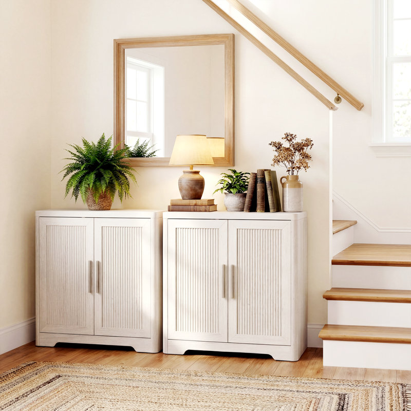 Buffet moderne à portes cintrées et cannelées, dosseret en chêne blanc avec tablette réglable et fermeture amortie, meuble de rangement contemporain pour salon, salle à manger et entrée.