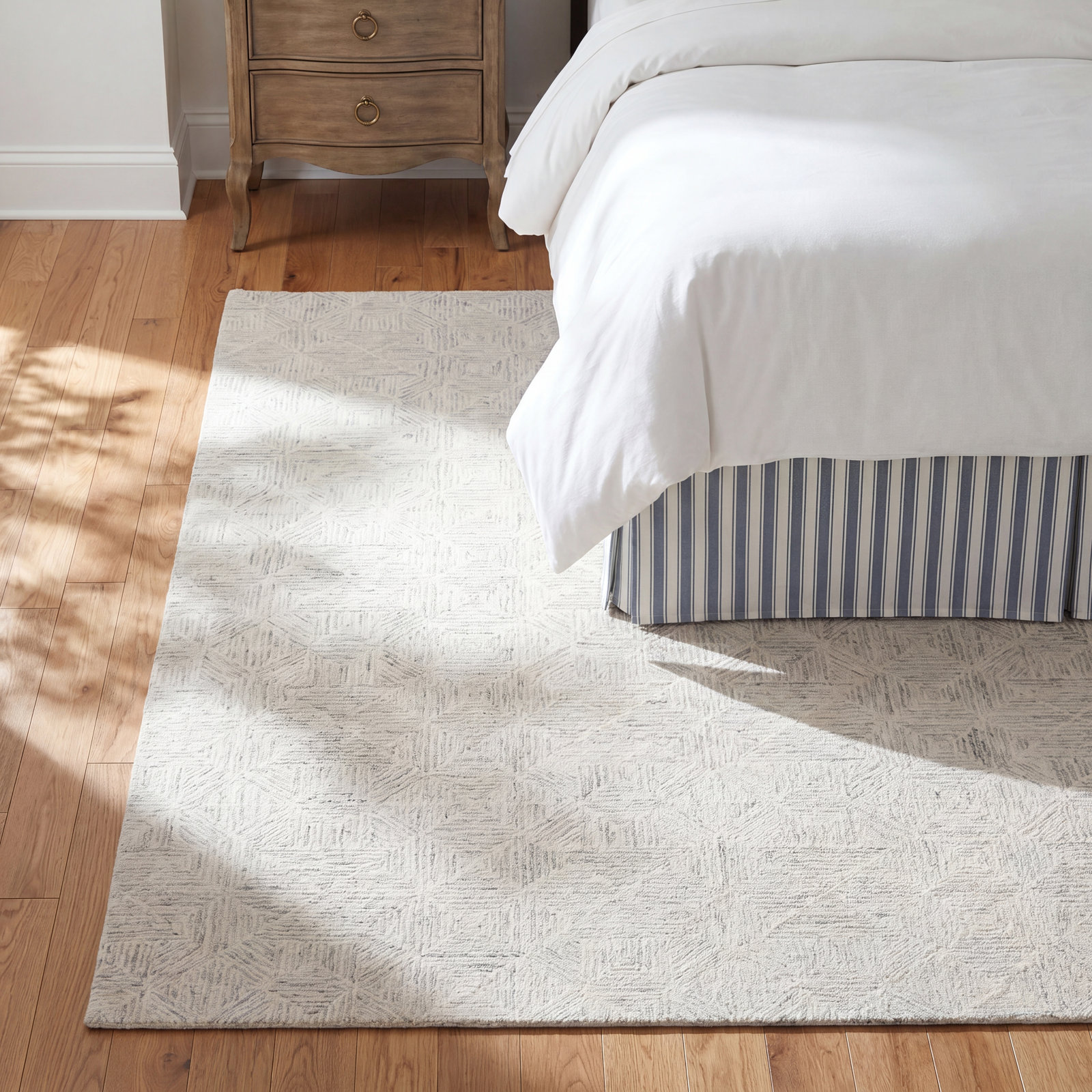 Linsly Ivory Light Blue Hand-Tufted Wool Rug, Rectangle 8' x 10'