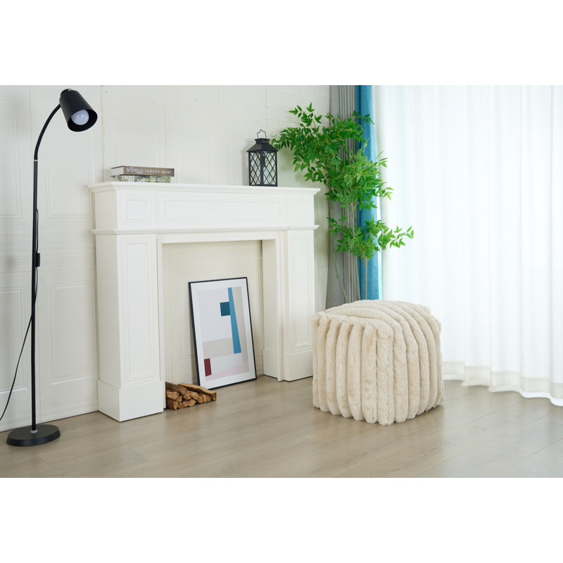 Repose-pieds intérieur en fausse fourrure Magnusse, Beige