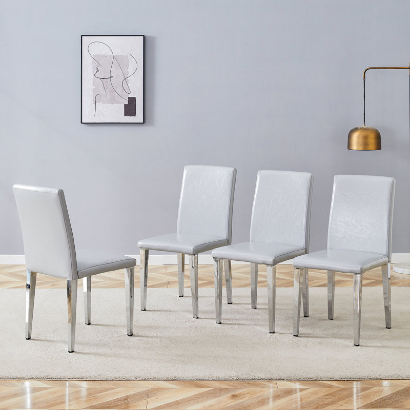 Quatre chaises de salle à manger en polyuréthane gris clair (seulement les chaises)
