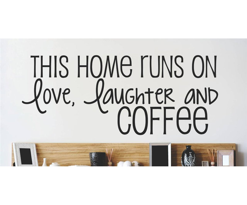 Adhésif décoratif "cette maison s’exécute sur les amour, les rires et les café", Noir, H 6 po x l 20 po x P 0,06 po