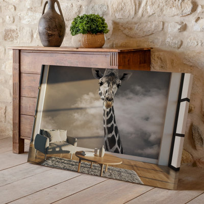 Toile d'un salon serein avec une grande murale représentant une tête de girafe dans des tons doux de noir et blanc, créant un art mural sur toile chaleureux