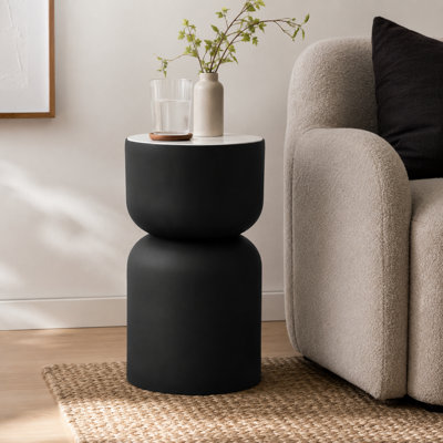 Table d'appoint moderne avec plateau en marbre blanc et structure en métal noir - parfaite pour le salon