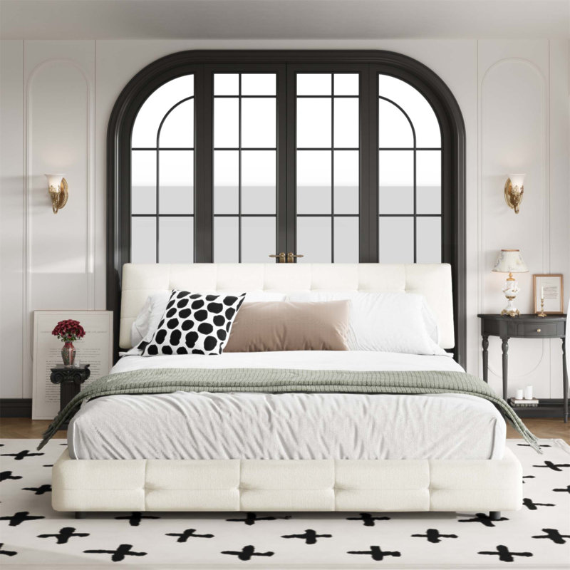 Structure de lit très grand avec tête de lit capitonnée, conception de coussin ultra doux, revêtement en chenille et support en lattes de métal et de bois