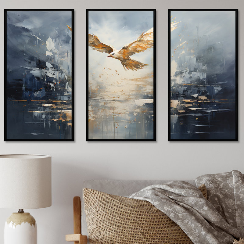 Oiseau doré surplombant l'océan I - Art mural oiseau sur arbre, Cadre flottant noir, H 28 po x l 36 po