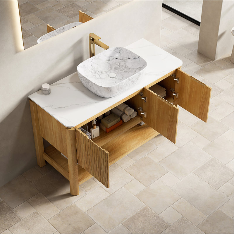 Meuble-lavabo 48 po, meuble-lavabo autoportant en contreplaqué avec 3 portes en bambou texturé et tablette ouverte, vasque en céramique à motif marbré et plateau en pierre frittée blanc de Carrare, couleur grain de bois