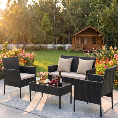 Ensemble de meubles de patio 4 pièces en rotin PE noir avec table basse en verre et coussins lavables