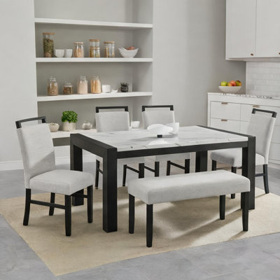 Ensemble de salle à manger contemporain pour 6 personnes avec table en faux marbre blanc, chaises rembourrées et banc en noir et gris doux