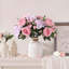Bouquet de fleurs fausses pivoines et hortensias dans un vase de fleurs-717805754