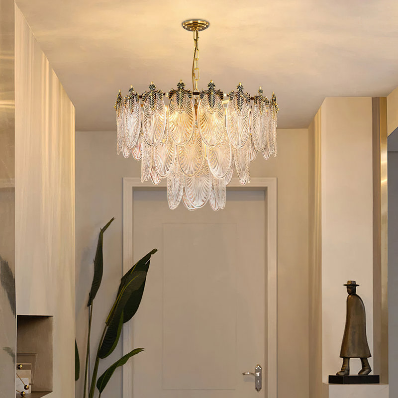 Lustre doré gradué à 8 lumières avec détails en cristal Gevan