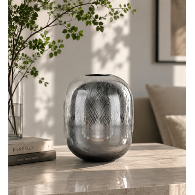 Vase décoratif de luxe en aluminium rayé argenté, fait entièrement en aluminium, léger et robuste avec un lustre métallique, un arrangement floral de table polyvalent pour les entrées, les salles à manger, les manteaux de cheminée.