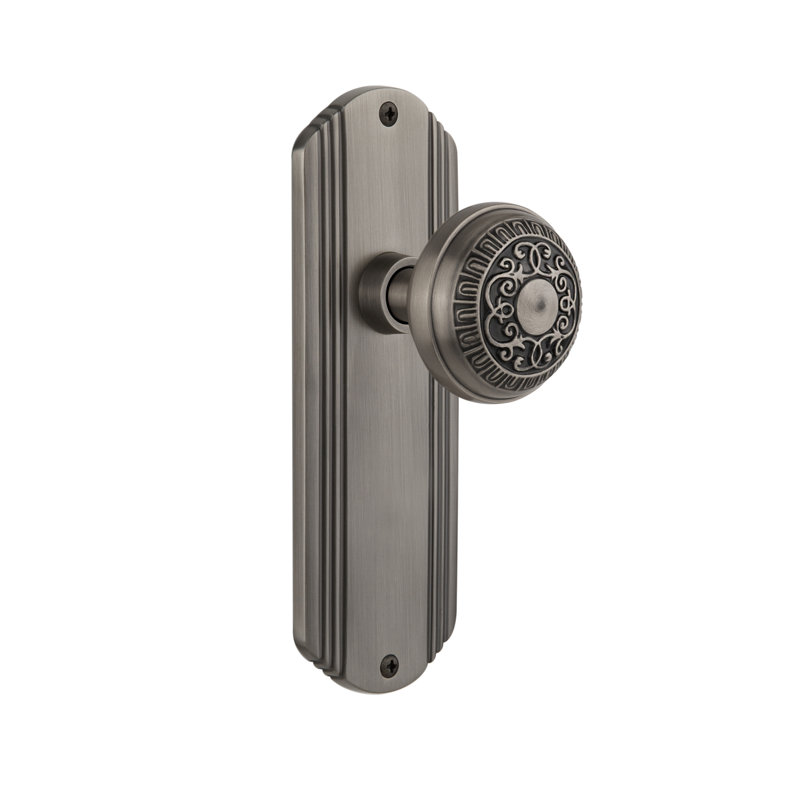 Plaque décorative avec œuf et poignée de fléchette, Étain antique, 2 3/4