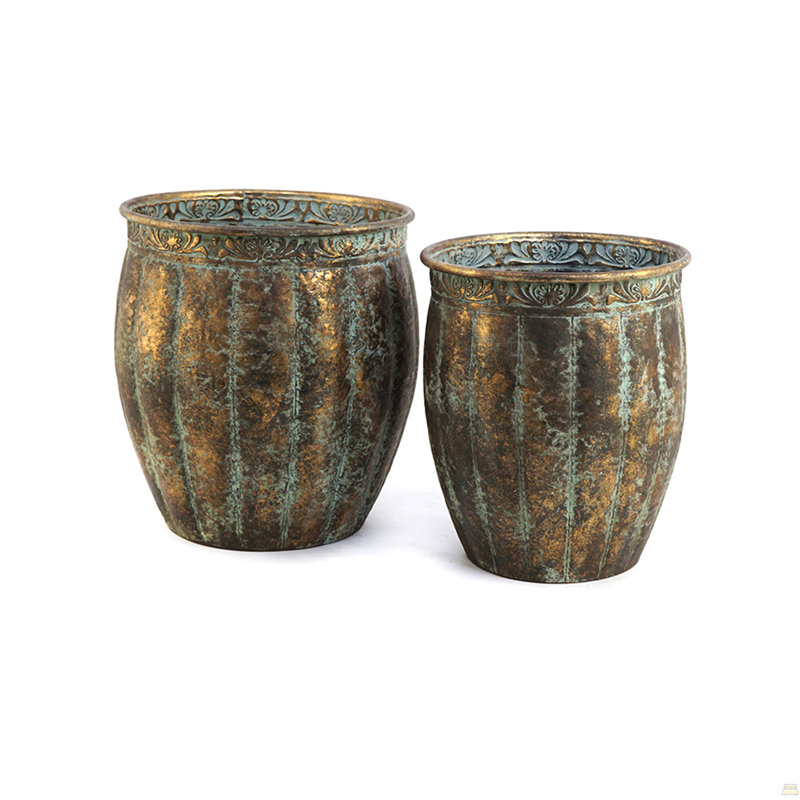 Ensemble de 2 pots de fleurs en fer patiné, L: 13 x 13 x 14,5 po: 11 x 11 x 13,5 po