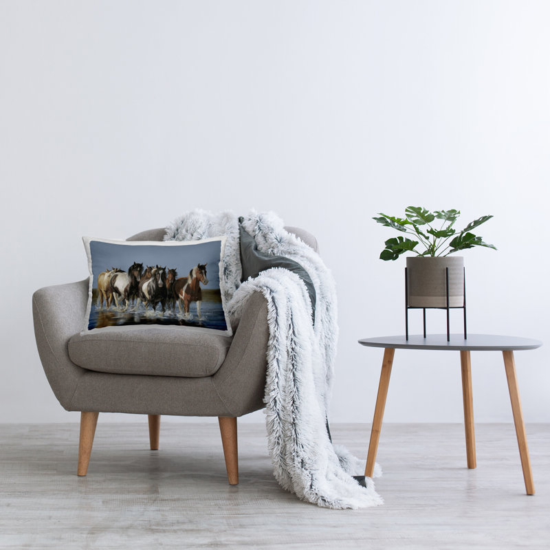 Coussin décoratif imprimé Chevaux qui traversent la rivière par Victoria Schultz
