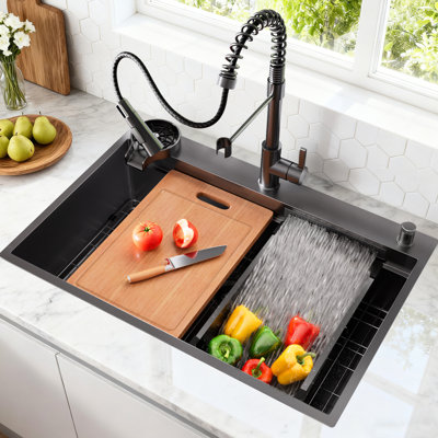 Évier de cuisine en cascade noir 33 po, robinet escamotable 2 en 1, station de travail avec accessoires, évier profond pour ustensiles de grande taille en acier inoxydable de calibre 16 et 33 po