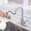 Robinet de cuisine à poignée simple en nickel brossé avec douchette extractible