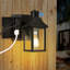 Applique murale d'extérieur à 1 lumière avec capteur de mouvement crépuscule à l'aube Nyomie, prises GFCI et USB intégrées