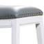 Le tabouret de bar à hauteur de selle, blanc avec cuir, assure une apparence élégante dans le siège de la cuisine ou du tabouret en cuir, la finition crée une atmosphère confortable et moderne