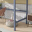 Lit mezzanine simple en bois d'hévéa avec bureau et garde-corps gris, offrant un environnement de chambre à coucher confortable et pratique
