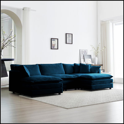 Canapé confortable avec coussins moelleux et structure durable, pour les espaces de vie modernes et traditionnels.