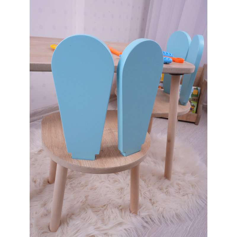 Ensemble de table d'enfant moderne avec pieds en bois de hêtre, bleu bébé et brun | Table: 19,7 po x 23,6 po x 17,7 po | Chaises: 11,8 po x 11,8 po x 9,8 po | Fabrication 100% MDF | Parfait pour les salles de jeux et les espaces créatifs, design élégant