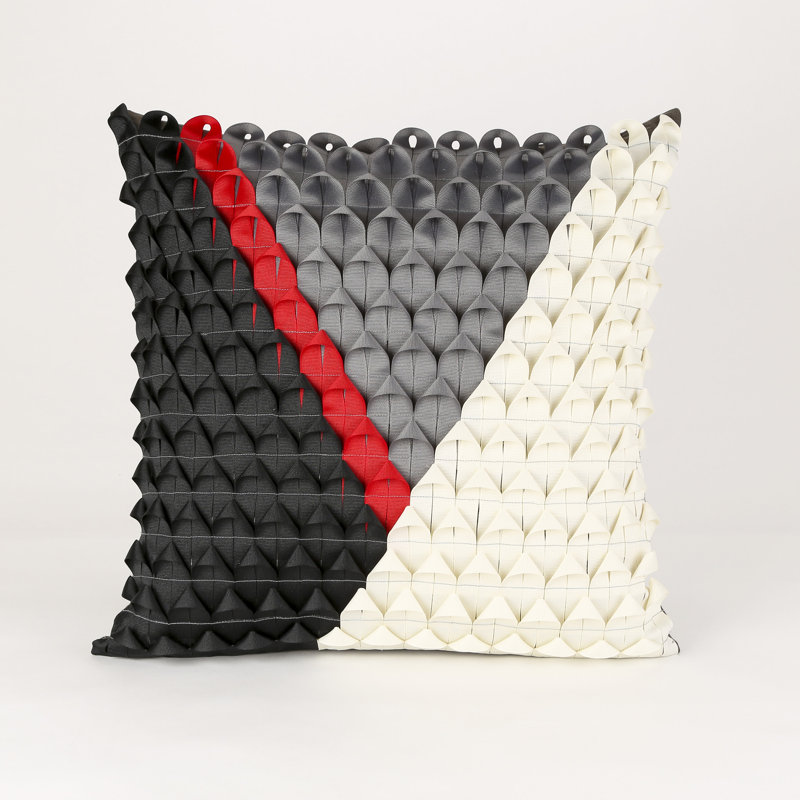 Coussin Ribbon Piecing Throw Pillow, gris / noir / blanc / rouge