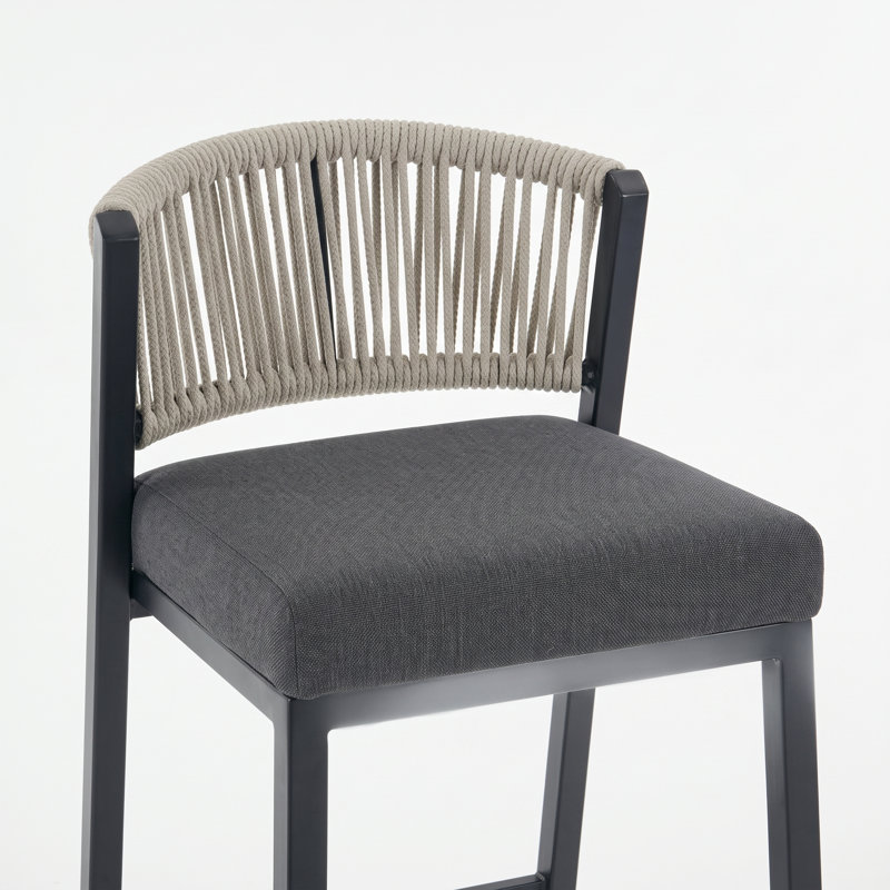 Tabourets de bar à hauteur de comptoir en aluminium 28 po avec repose-pieds, Black Frame/Grey Cushion