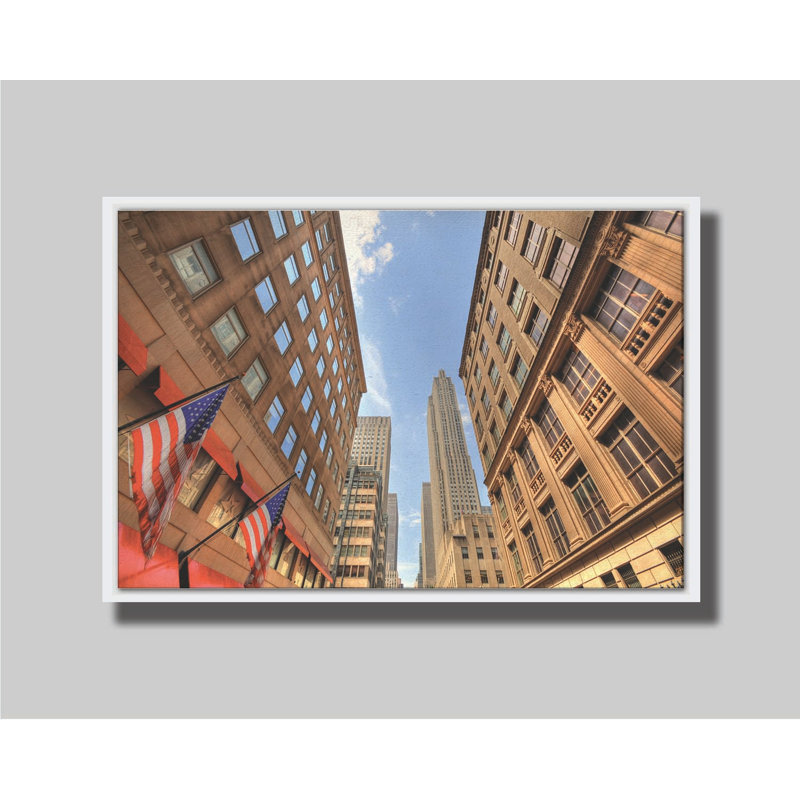 Drapeaux de New York par Kelly Wade. Toile giclée sur toile tendue avec cadre flottant, taille de l'image - 40 x 60, Blanc
