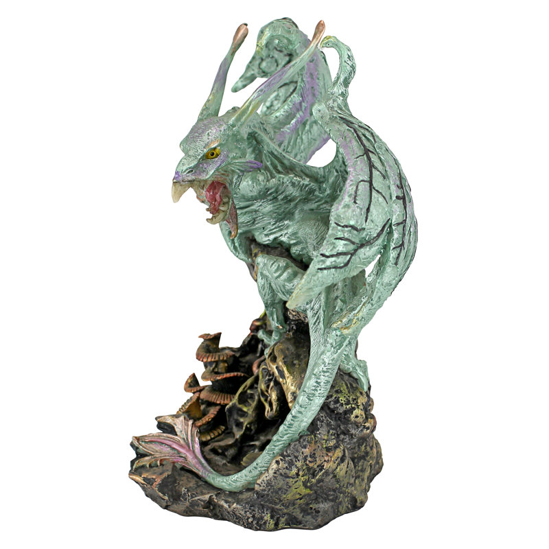 Scylla the dragon demon à partir des profondeurs de la statue marine